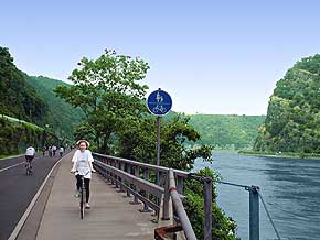 Rheinradweg neben der B9 auf der linken Rheinseite zwischen St. Goar und Oberwesel am Rhein, gegenber der Loreley.